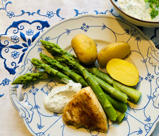 Putenschnitzel mit Kerbelschmand und grünem Spargel